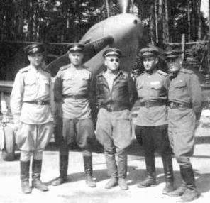А.Д.Якименко (в центре) среди пилотов полка