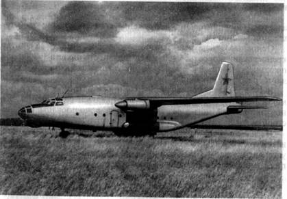 Военно-транспортный самолет Ан-8 с двигателями АИ-20Д
