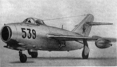 Самолет МиГ-15бис, оборудованный заградительной системой 'Град'